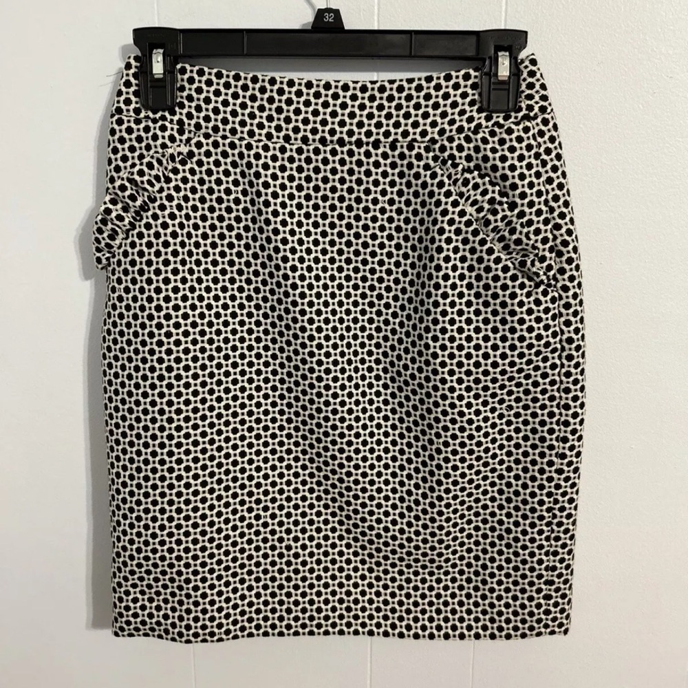 Women’s Loft size 0 business/ dress‎  skirt. Black and white pencil skirt.